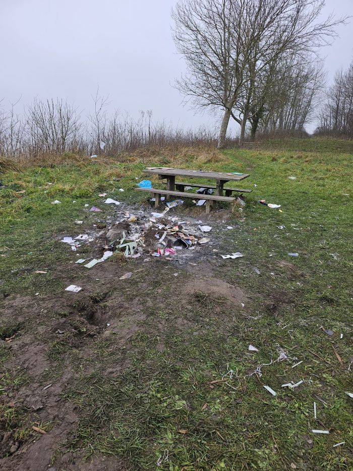 Aan degene die het papier uit de papierbox aan het begin van de Bukdijk op Marken heeft verbrand: